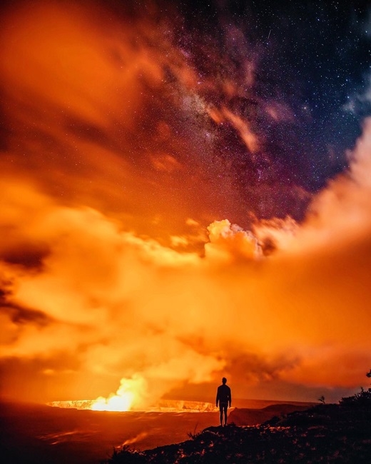 
	
	Nếu muốn trở thành nhân vật chính của bộ phim thần thoại nào đó, hãy đến miệng núi lửa ở Hawaii để chứng kiến độ hùng vĩ của thiên nhiên nơi đây. (Nguồn IG @shanemichaelblack)